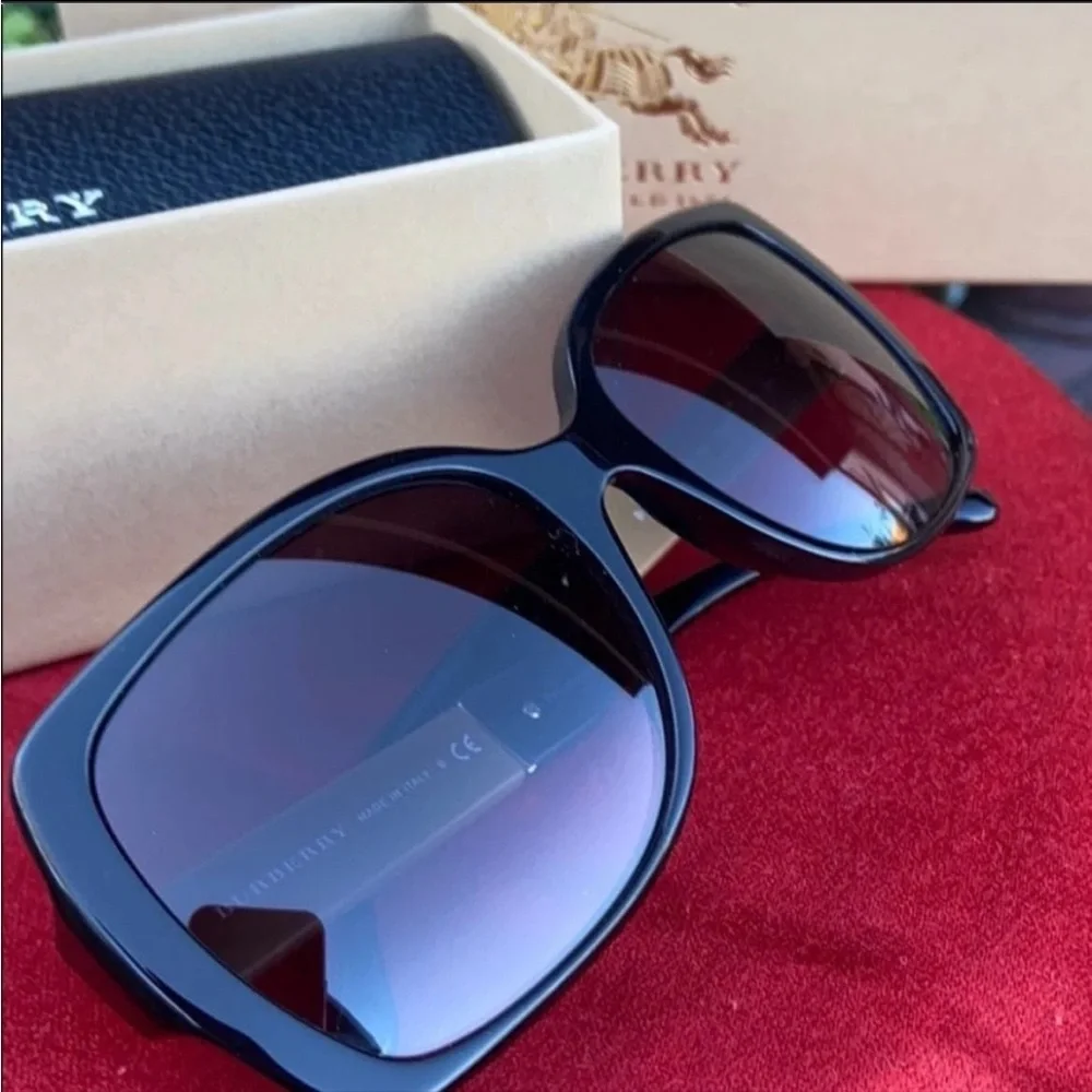 🕶️ New Burberry Iconic Tartan Plaid Sunglasses 🕶️ - Picture 15 of 16